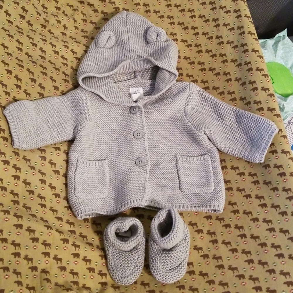 Knit sweater w/matching boots